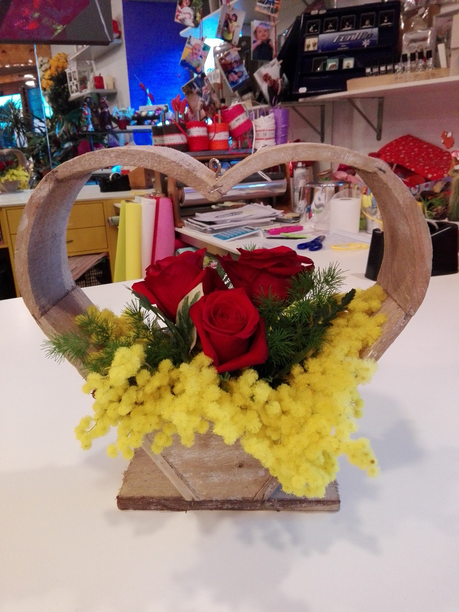 Festa della Donna Composizione Rose Rosse e Mimosa Cuore Fioreria Bruseghini Besenello Trento